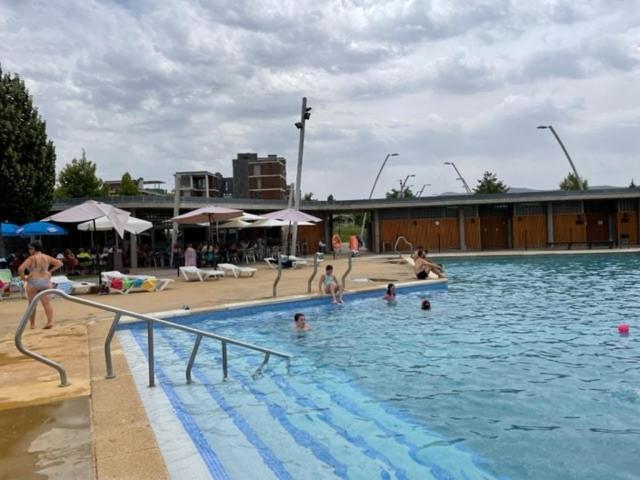 Chalet Adosado Entero, Bbq Y Piscina Comunitaria Sabiñánigo Eksteriør billede