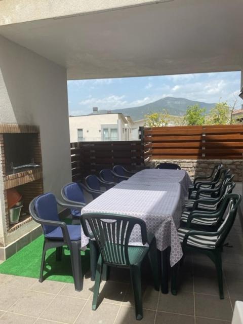 Chalet Adosado Entero, Bbq Y Piscina Comunitaria Sabiñánigo Eksteriør billede